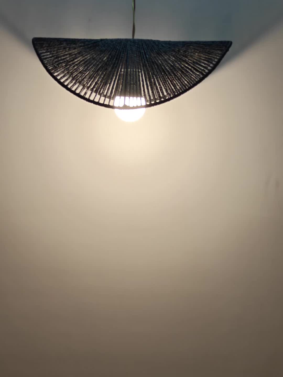 Abat-jour chapeau ondulé en cordelette noire, Ø 41,5 x H 12 cm
