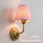 Lot de 2 abat-jour festonnés rose poudré à liseré violet, H 16,5 cm