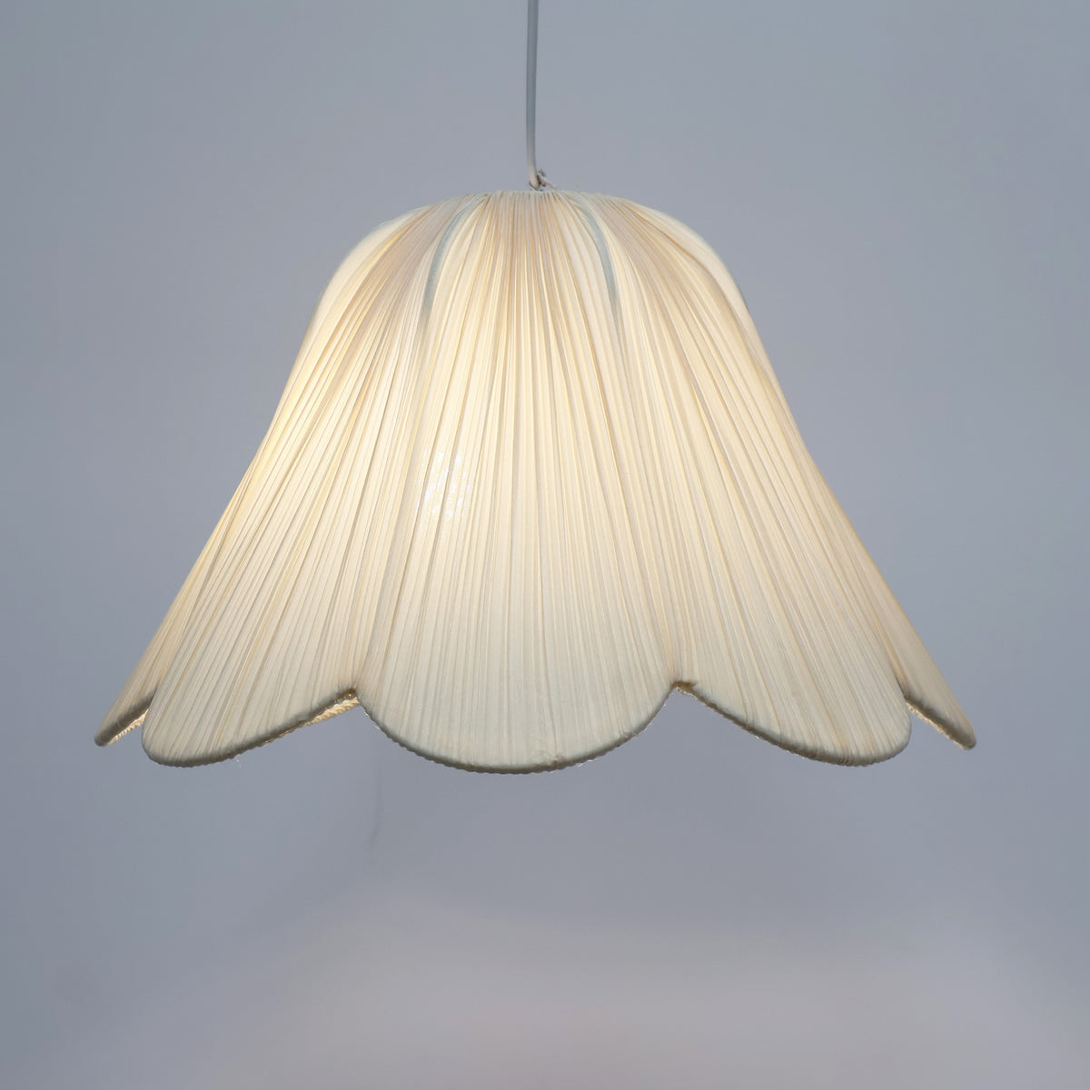Abat-jour fleur en tissu plissé beige clair à bord festonné
