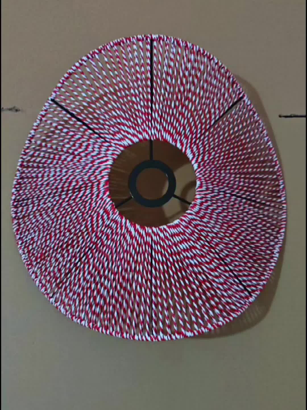 Abat-jour chapeau ondulé en cordelette rouge et blanche, Ø 40 cm