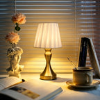 Lampe de chevet rétro au pied balustre doré, tissu plissé blanc, USB