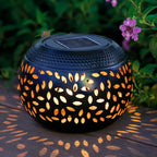 Lampe de table solaire boule en fer ajouré, motif de feuilles