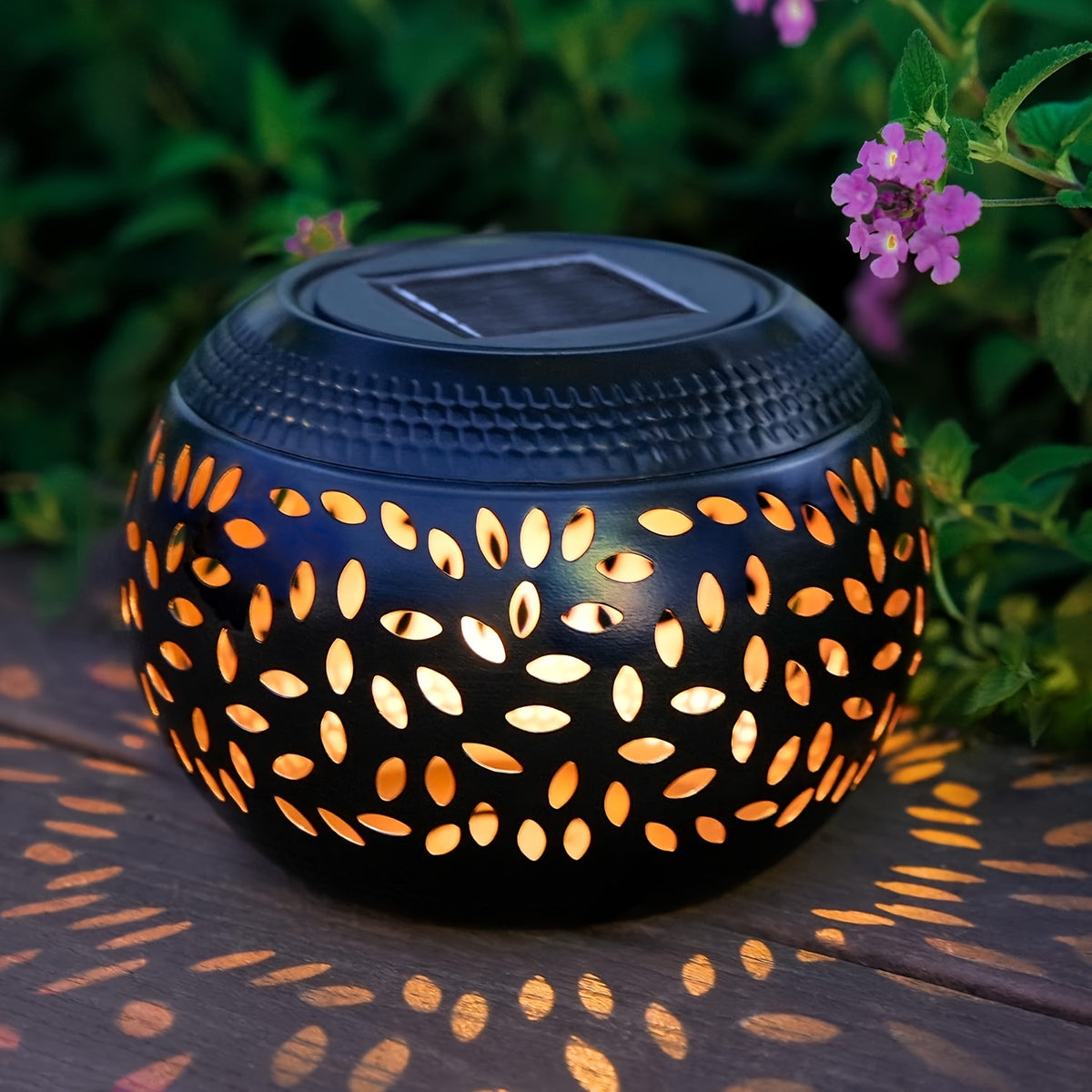 Lampe de table solaire boule en fer ajouré, motif de feuilles