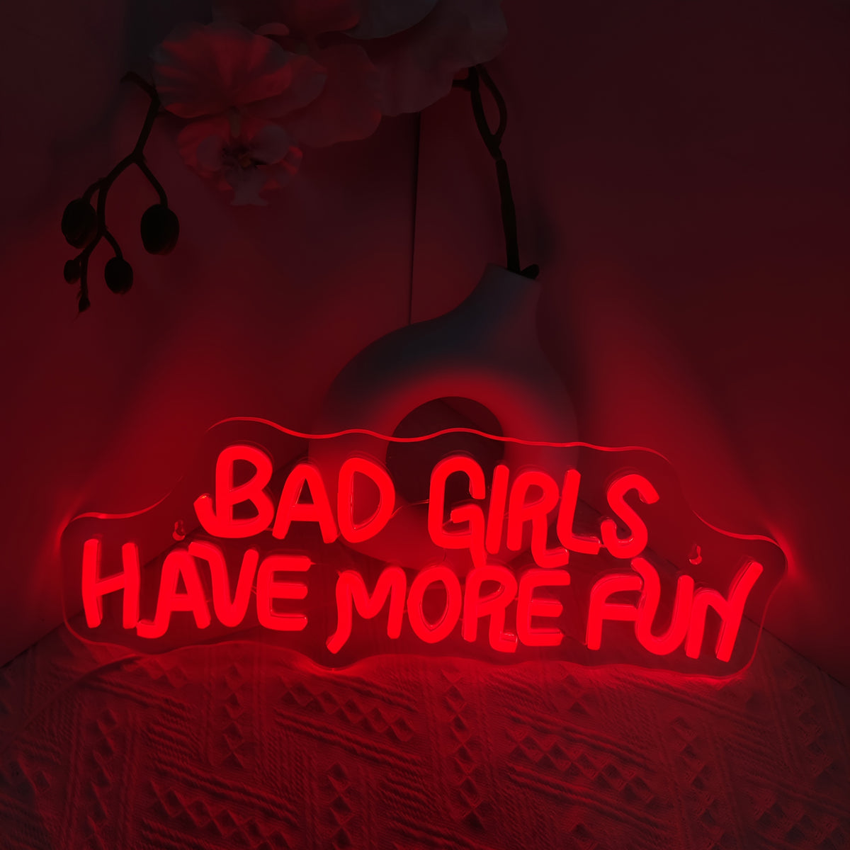 Néon rouge à message pour une déco pleine d'humour