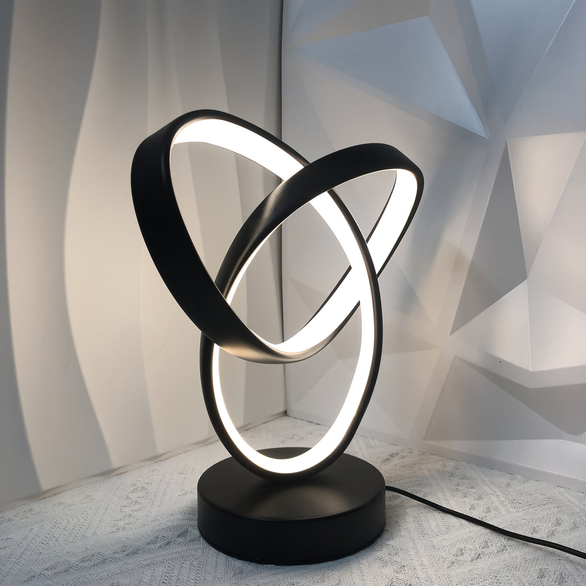 Lampe de bureau LED à anneaux entrelacés en aluminium noir, USB