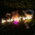Enseigne néon LED « La vie est belle » blanc chaud et cœur rose