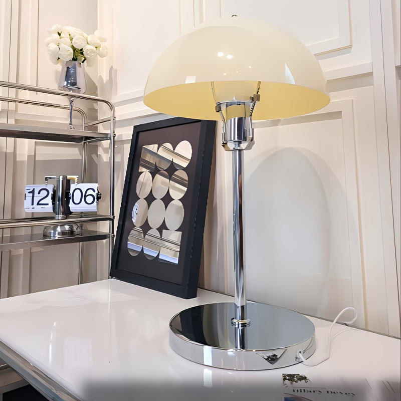 Une grande lampe de table pour chambre et commode