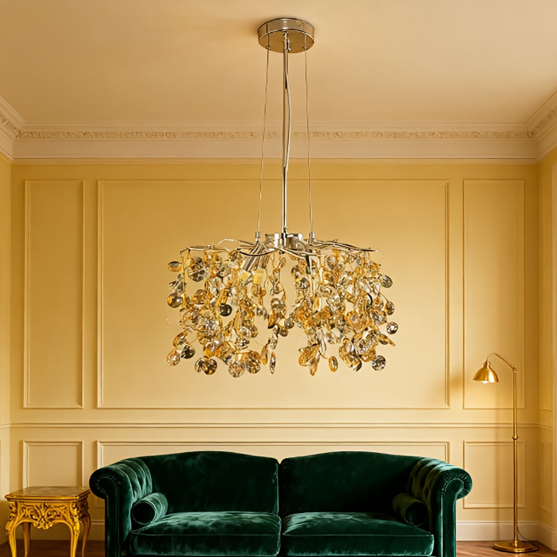 Un lustre de salon aux reflets miel et argent