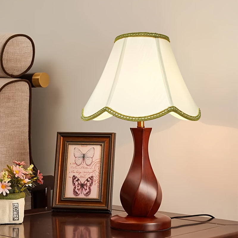Un salon classique éclairé par une paire de lampes