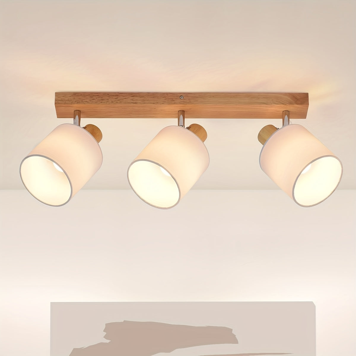Plafonnier en bois et lin aux abat-jour orientables
