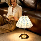Lampe de chevet à abat-jour plissé fleurs bleues, pied doré, USB