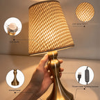 Lampe de chevet en rotin tressé, pied balustre doré et câble USB