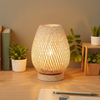 Lampe de chevet en rotin tressé forme œuf, socle bois et trois teintes