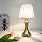 Lampe de chevet dorée, abat-jour plissé blanc sur pied galbé