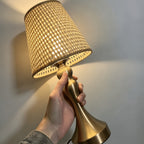 Lampe de chevet en rotin tressé, pied balustre doré et câble USB