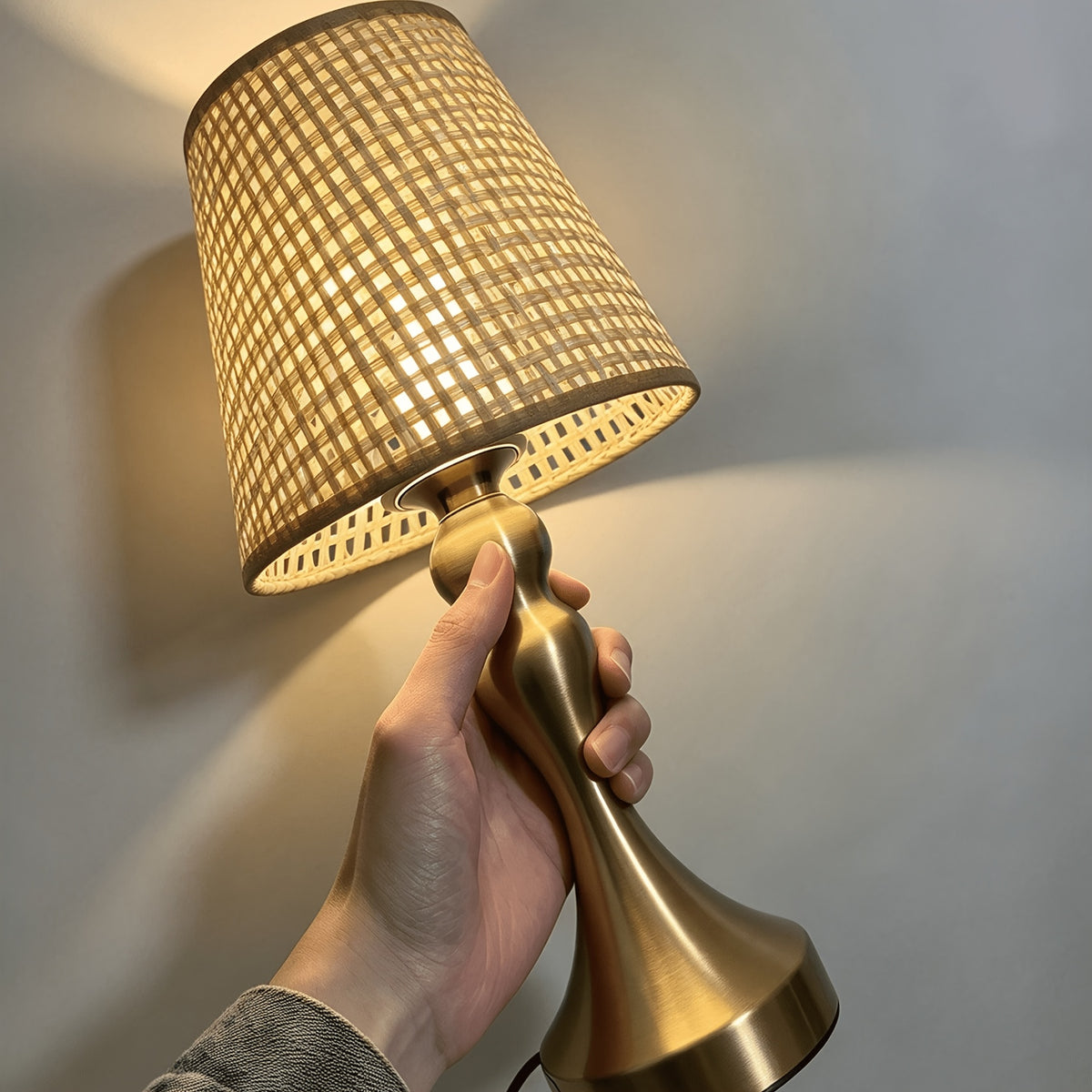 Lampe de chevet en rotin tressé, pied balustre doré et câble USB