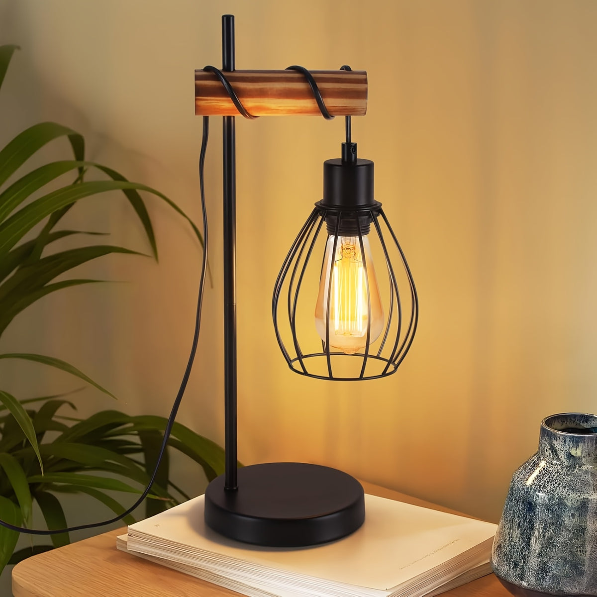 Lampe industrielle en métal noir et traverse bois
