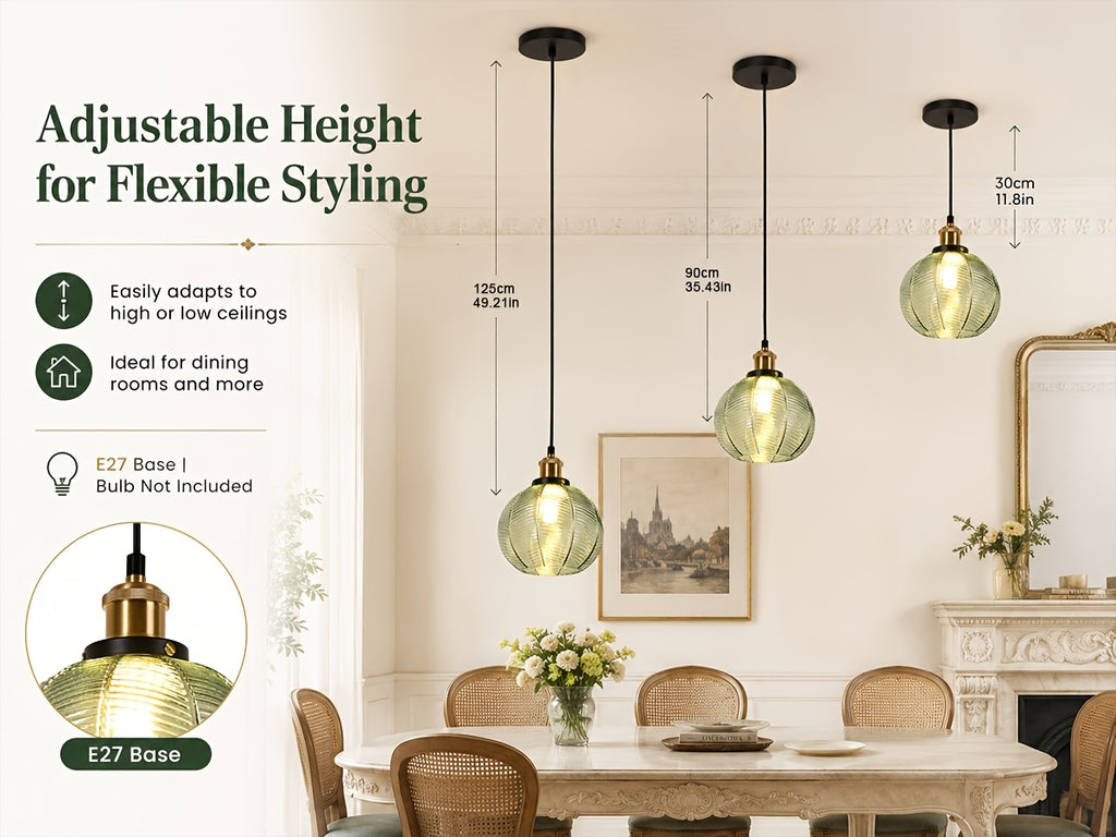 Suspension globe en verre vert nervuré, douille couleur laiton