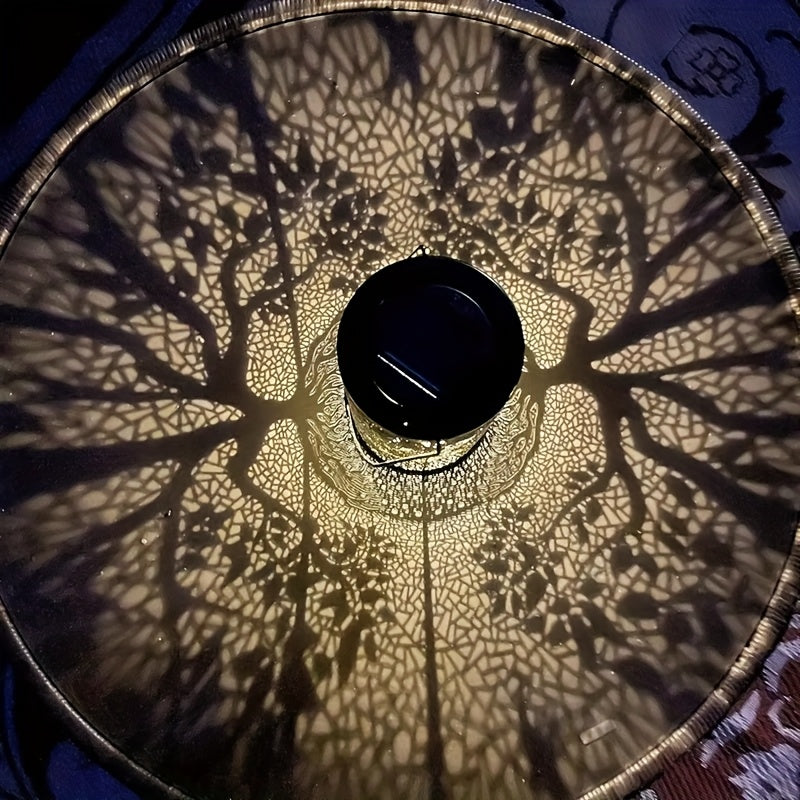 Lanterne solaire cylindre en métal ajouré, motif arbre de vie