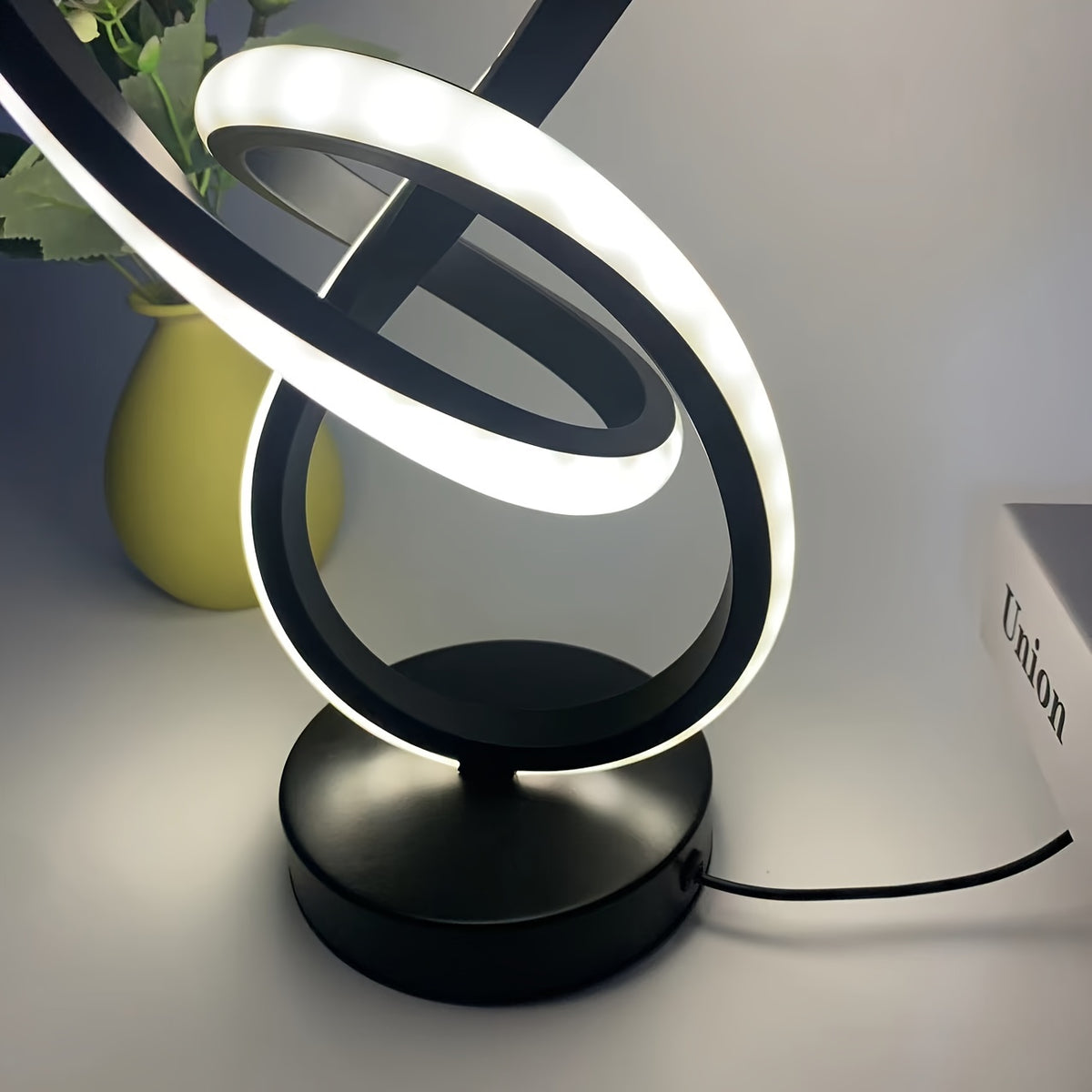 Lampe à poser blanche en ruban LED noué, sculpture lumineuse