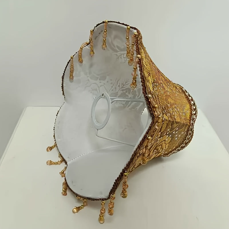 Abat-jour pagode en dentelle dorée à frange de perles ambrées