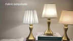 Lampe de chevet dorée, abat-jour plissé blanc sur pied galbé