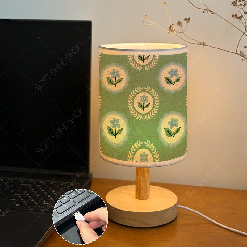 Lampe de chevet USB à médaillons de fleurs bleues sur fond vert