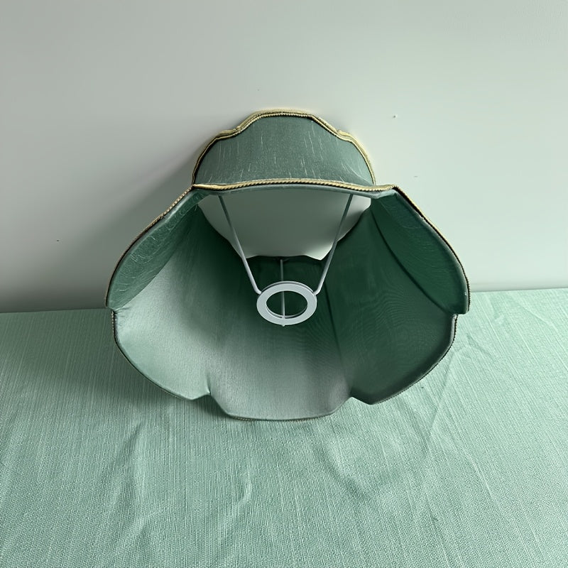 Abat-jour à bord ondulé vert-de-gris et galon doré, Ø 33 cm