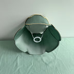 Abat-jour à bord ondulé vert-de-gris et galon doré, Ø 33 cm