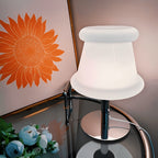 Lampe de chevet en verre opalin blanc sur pied chromé, USB