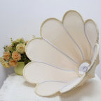 Abat-jour fleur en tissu plissé beige clair à bord festonné