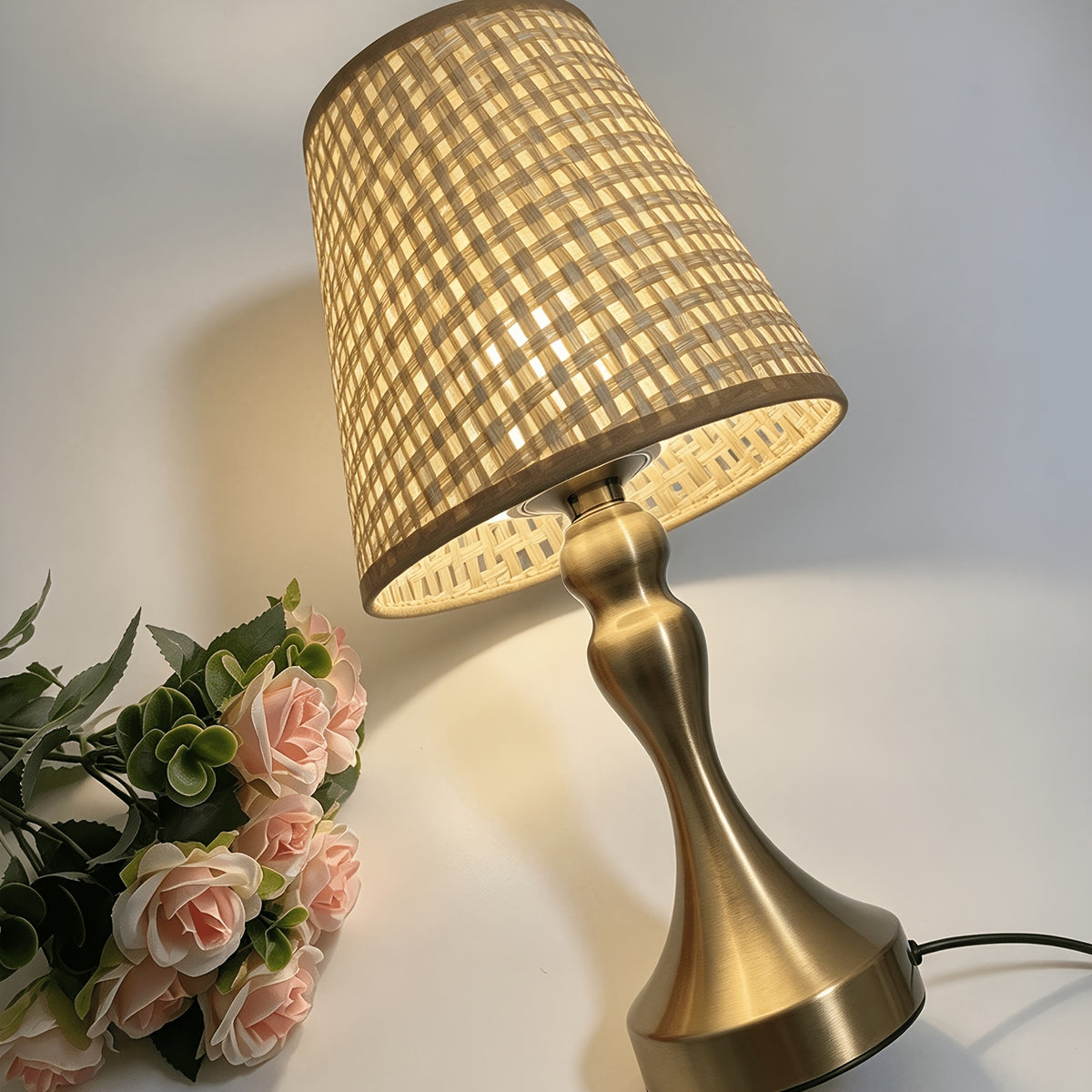Ampoule LED fournie, bouton trois teintes sur le câble