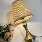 Lampe de chevet en rotin tressé, pied balustre doré et câble USB