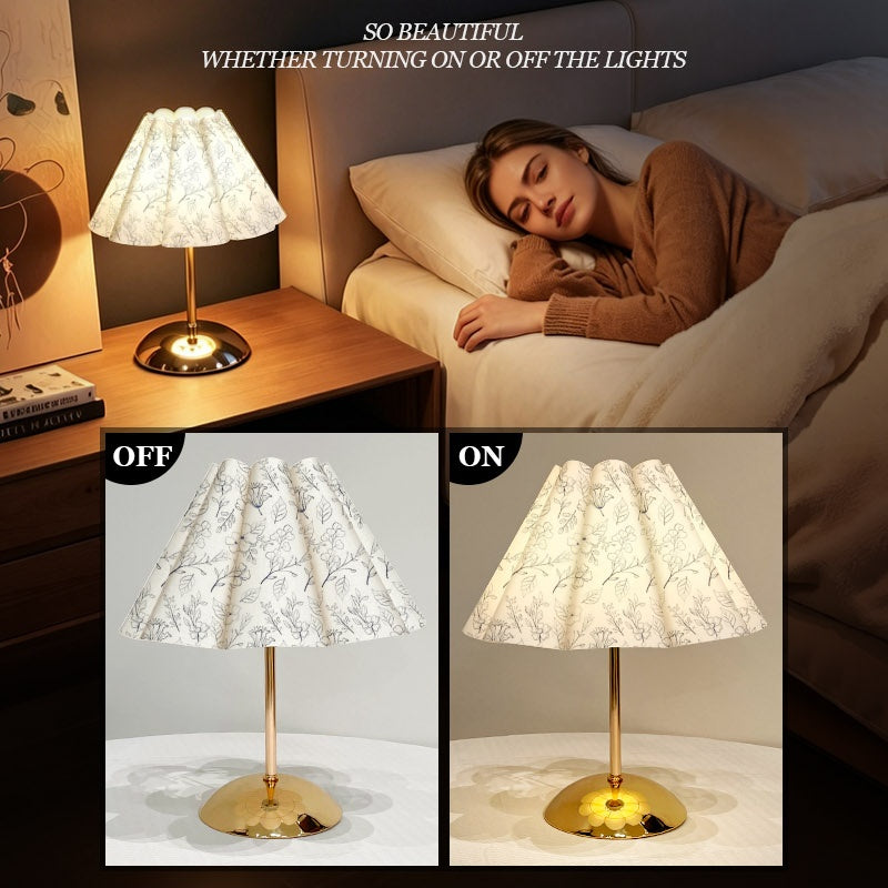 Lampe de chevet abat-jour pétale plissé à fleurs grises, pied doré