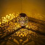 Lot de 2 lanternes solaires boules ajourées dorées, style marocain