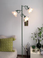Lampadaire à trois fleurs blanches sur tiges vert sauge flexibles