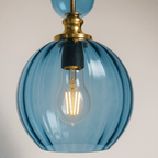 Suspension globe côtelé et perle de verre, rose, bleu, gris ou ambre
