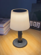 Lampe de table solaire à abat-jour blanc nervuré, 3 intensités