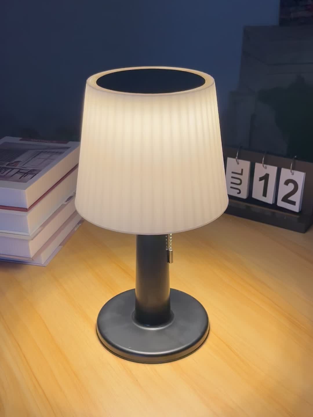 Lampe de table solaire à abat-jour blanc nervuré, 3 intensités