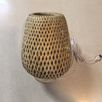 Lampe de chevet en rotin tressé forme œuf, socle bois et trois teintes
