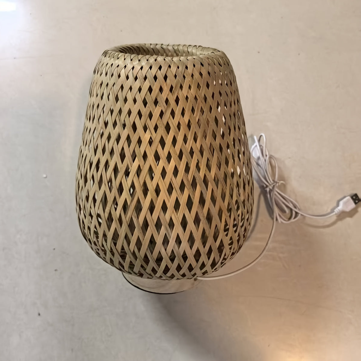 Lampe de chevet en rotin tressé forme œuf, socle bois et trois teintes
