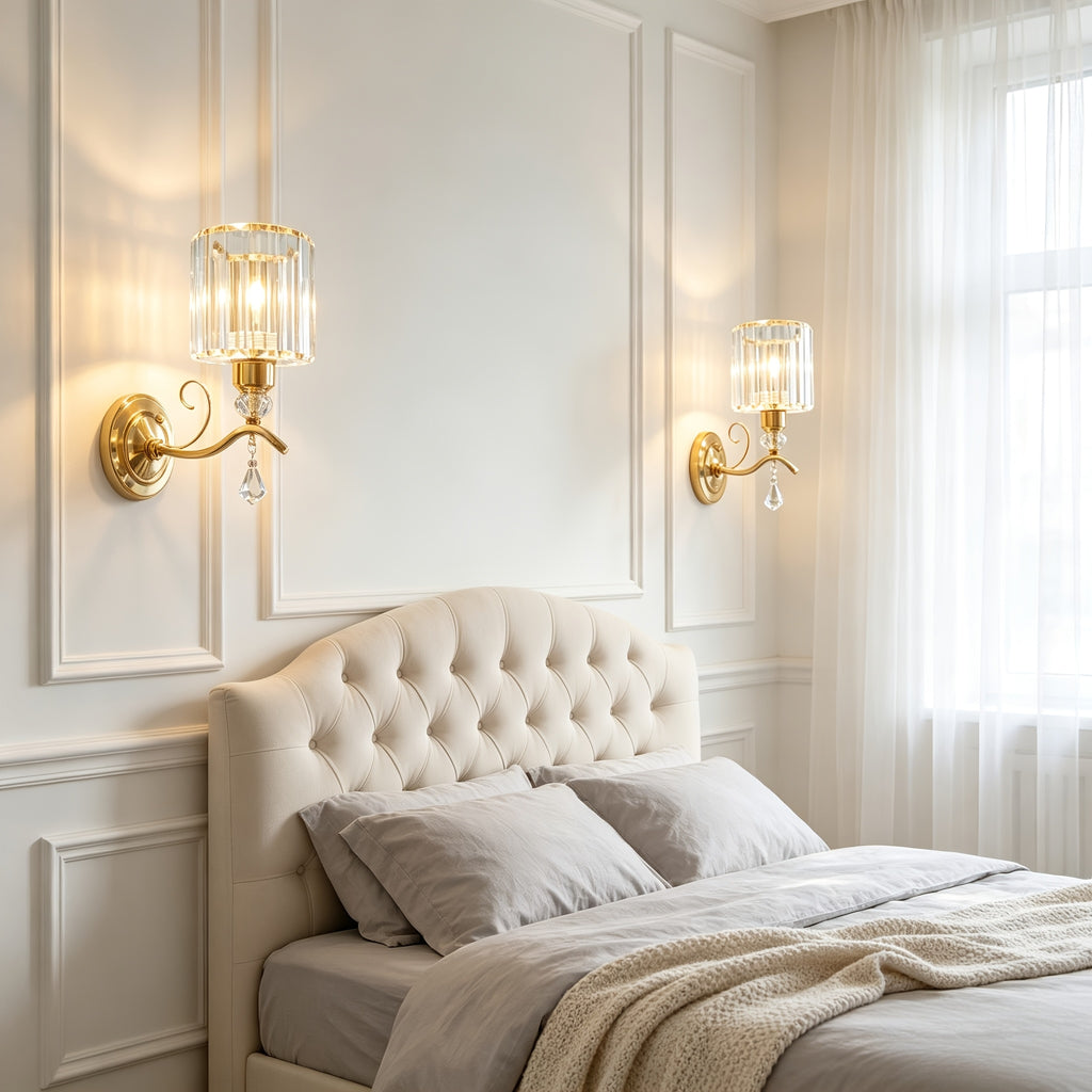 Lot de 2 appliques murales dorées à prismes de cristal et volute