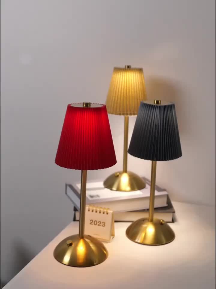 Paire de lampes sans fil plissées, socle doré en dôme, 30 cm