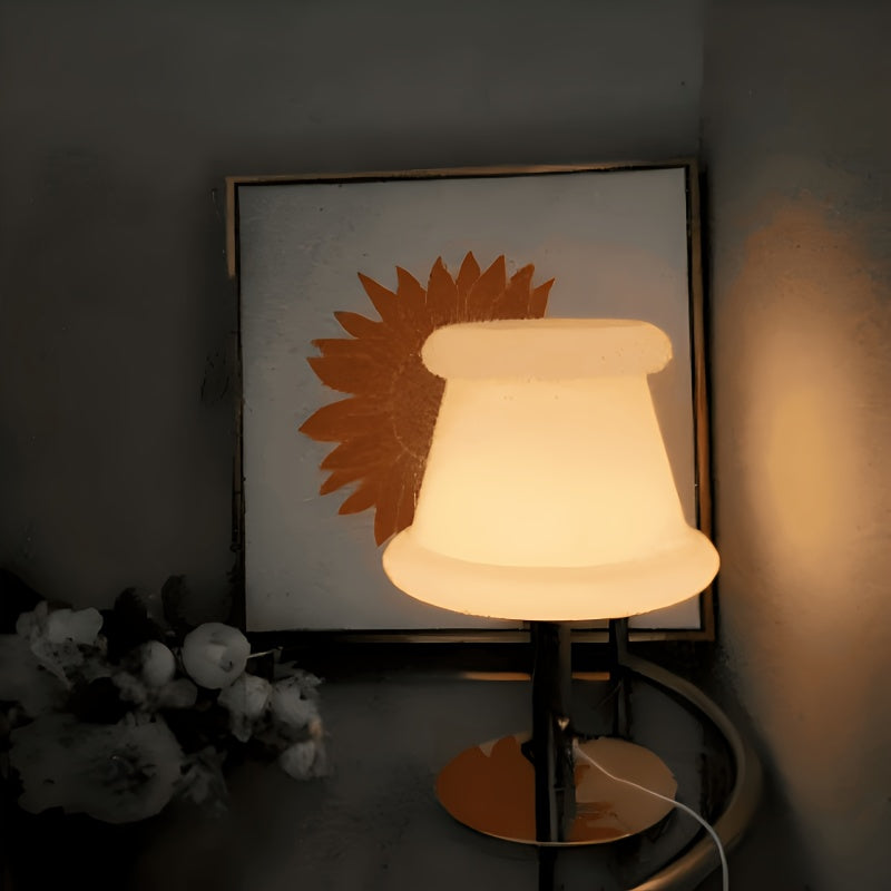 Lampe à poser cloche en verre opalin crème aux bords roulés