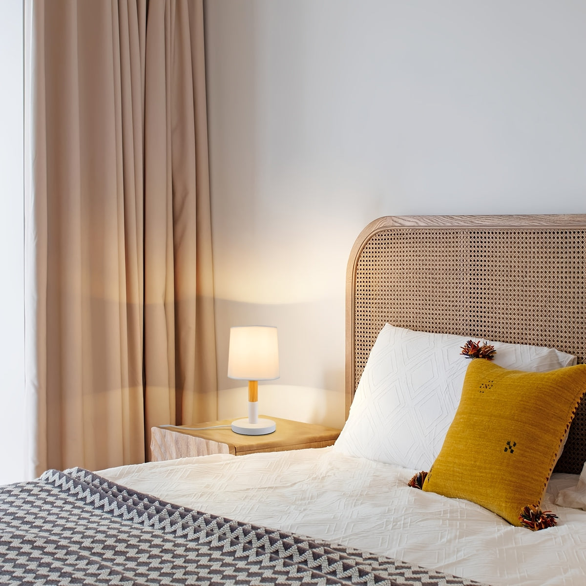 Paire de lampes de chevet en bois clair