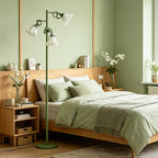 Lampadaire à trois fleurs blanches sur tiges vert sauge flexibles