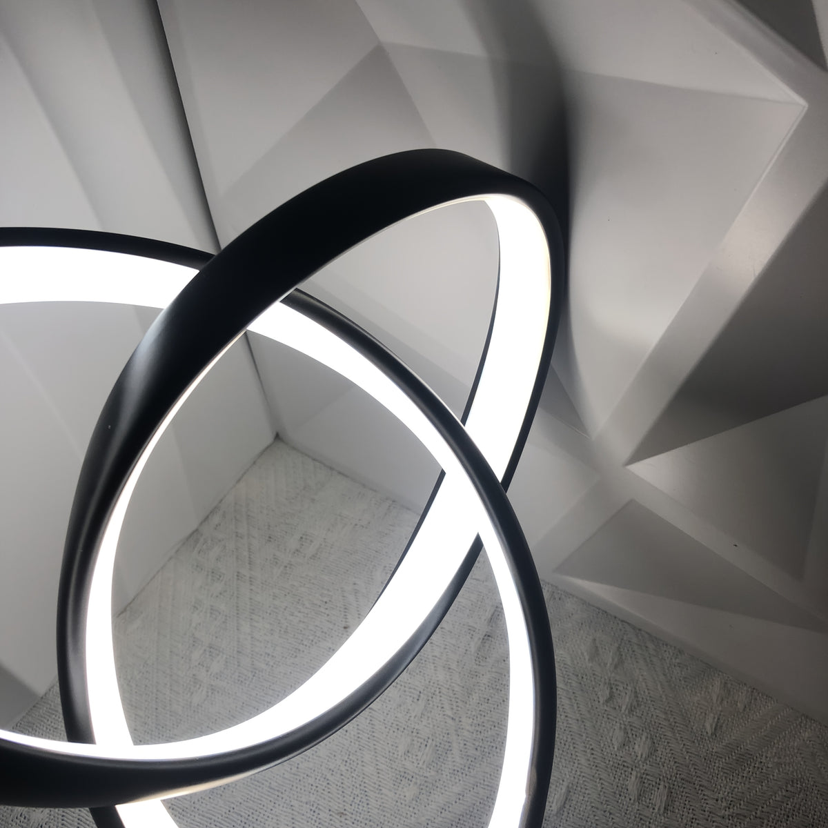 Lampe de bureau LED à anneaux entrelacés en aluminium noir, USB
