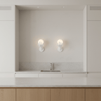 Applique murale main blanche tenant un globe, douille E27