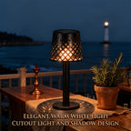 Quatre lampes solaires de bistrot à treillis noir pour table de jardin