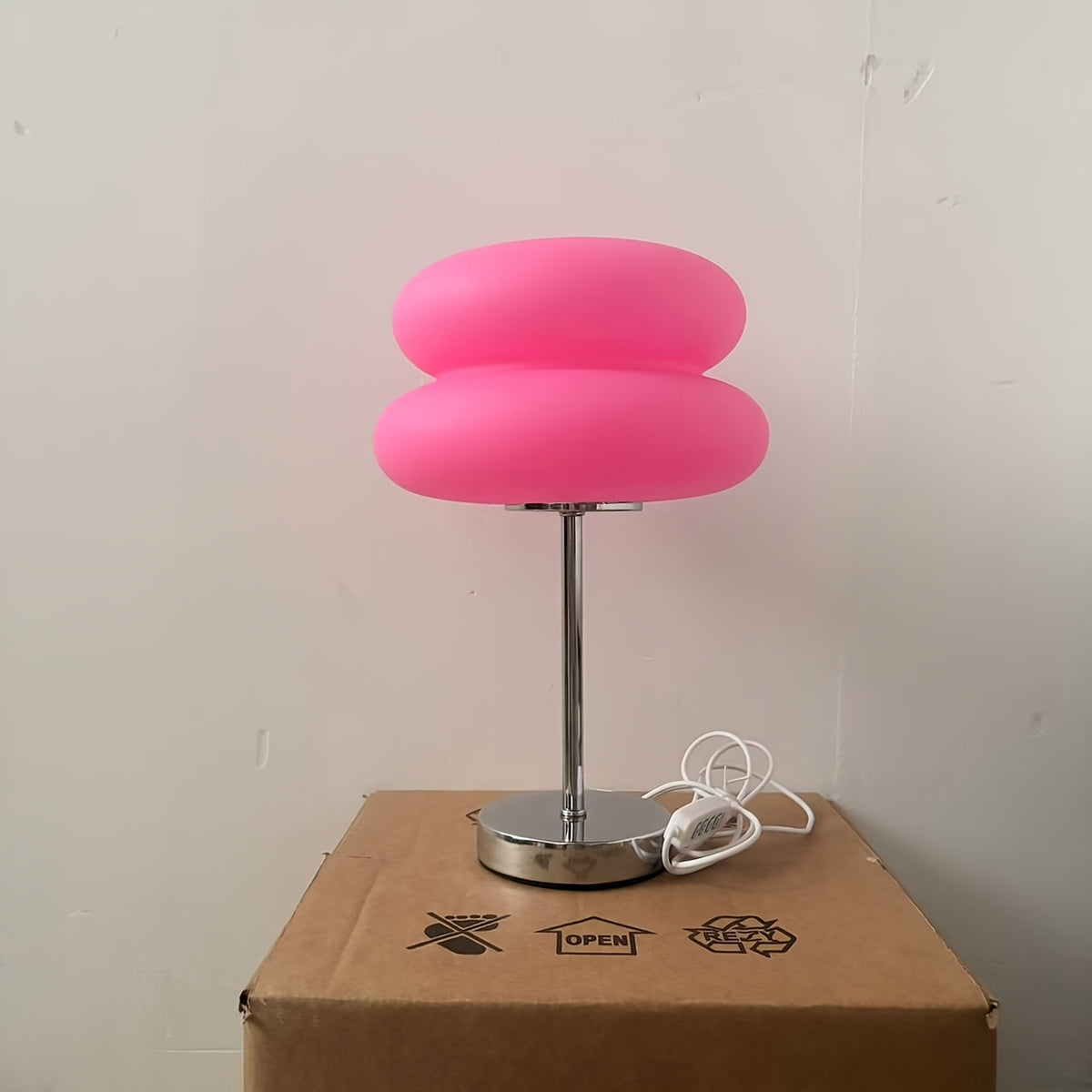 Lampe à poser rose en forme de macaron, pied chromé, 30 cm